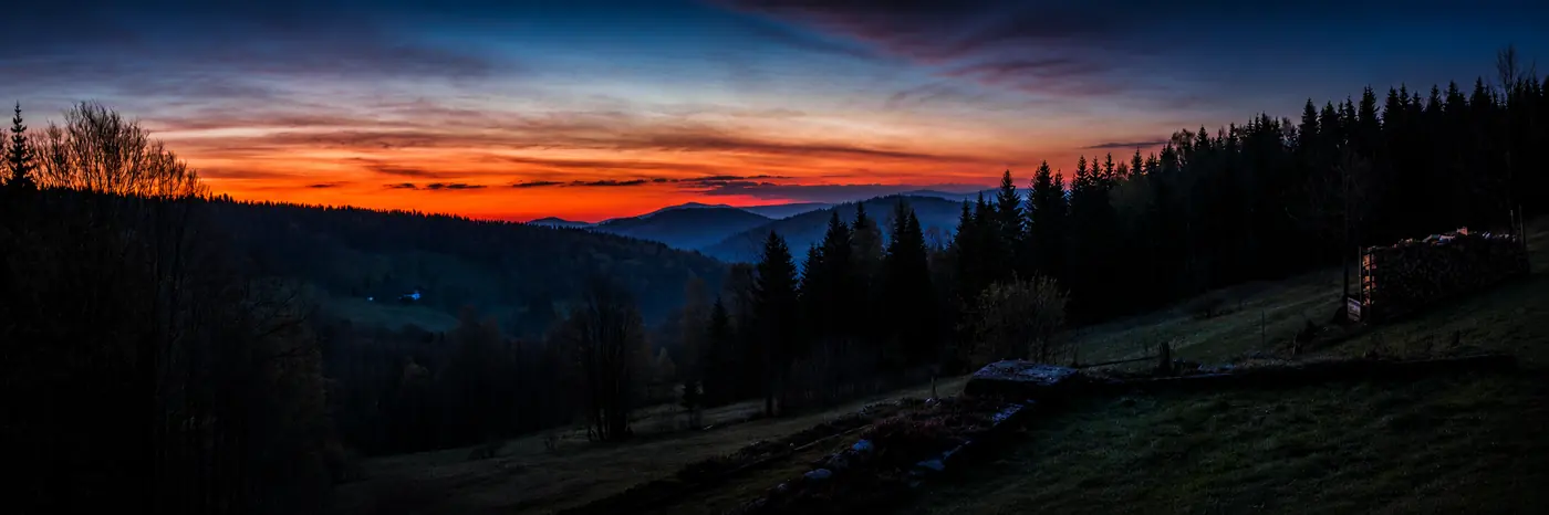 Soumrak nad lesnatými hřebeny Orlických hor